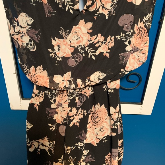 Unique piece skull and roses dress - Picture 3 of 4